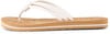 Weiße Flip-Flops mit Blumenmuster auf beiger Sohle.