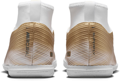 Goldene und weiße Nike Mercurial Superfly Fußballschuhe mit Farbverlauf und Fersenaufdruck.