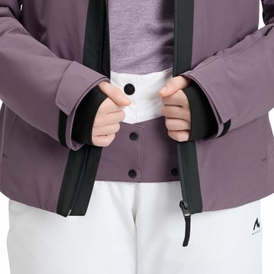 Detail einer Jacke in Lila und Weiß mit schwarzen Elementen.