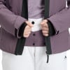 Detail einer Jacke in Lila und Weiß mit schwarzen Elementen.