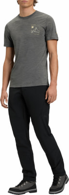 Ein Mann in einem grauen T-Shirt mit Aufdruck und schwarzer Hose trägt Wanderschuhe. Ein Mann in einem grauen T-Shirt mit Aufdruck und schwarzer Hose trägt Wanderschuhe.