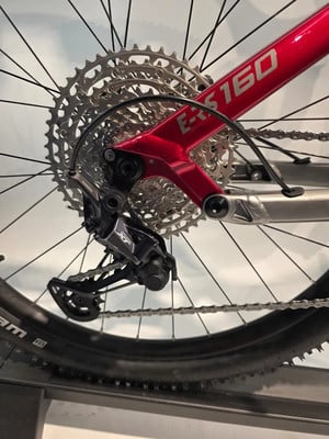 Schaltwerk an einem roten Fahrrad mit der Aufschrift E-RS160.