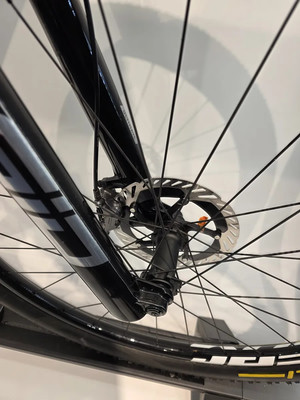 Detail des vorderen Scheibenbremssystems eines Fahrrads.