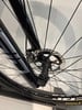 Detail des vorderen Scheibenbremssystems eines Fahrrads.