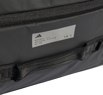 Detail eines schwarzen Adidas Rucksacks mit Logo und Kennzeichnung DF.50. Detail eines schwarzen Adidas Rucksacks mit Logo und Kennzeichnung DF.50.