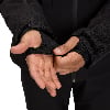 Ein Mann passt den Ärmel einer Jacke mit Daumenloch an.
