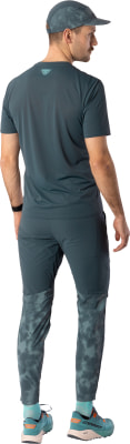 Ein Mann in dunkelblauer Kleidung und Mütze steht von hinten. Ein Mann in dunkelblauer Kleidung und Mütze steht von hinten.