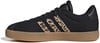 Fekete Adidas sneakerek leopárdmintás csíkokkal és gumitalppal.