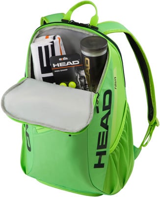 Grüner HEAD Rucksack mit Tennisschlägern, Bällen und Handtuch darin. Grüner HEAD Rucksack mit Tennisschlägern, Bällen und Handtuch darin.