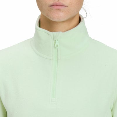 Detail des Kragens und Reißverschlusses einer hellgrünen Fleecejacke. Detail des Kragens und Reißverschlusses einer hellgrünen Fleecejacke.