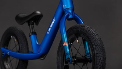 Blaues Kinderfahrrad von Cube mit schwarzem Sattel und Gabeldetails. Blaues Kinderfahrrad von Cube mit schwarzem Sattel und Gabeldetails.