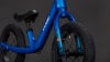 Blaues Kinderfahrrad von Cube mit schwarzem Sattel und Gabeldetails.