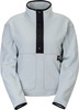 Hellblaue Fleecejacke mit schwarzem Kragen und Druckknöpfen.