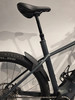 Das Heck eines dunkelgrauen E-Bikes mit Schutzblech und Sattel.
