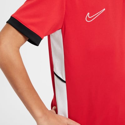 Rotes T-Shirt mit weißem Nike-Logo und schwarzem Ärmelsaum.
