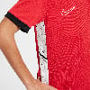 Rotes T-Shirt mit weißem Nike-Logo und schwarzem Ärmelsaum.