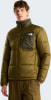 Ein Mann in einer olivgrünen Daunenjacke von The North Face mit Stehkragen und Brusttasche.