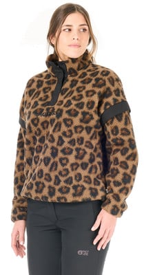 Frau in braunem Fleece-Pullover mit Leopardenmuster und schwarzer Hose. Frau in braunem Fleece-Pullover mit Leopardenmuster und schwarzer Hose.