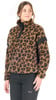 Frau in braunem Fleece-Pullover mit Leopardenmuster und schwarzer Hose.