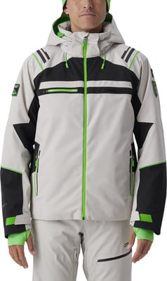 Ein Mann in einer Spyder-Skijacke und -Hose mit reflektierenden Details. Ein Mann in einer Spyder-Skijacke und -Hose mit reflektierenden Details.