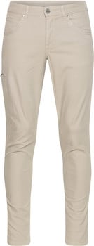 Beige Hose mit Taschen und Nähten an den Knien.