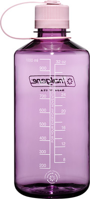 Lila Plastikwasserflasche mit rosa Verschluss und Messmarkierungen. Lila Plastikwasserflasche mit rosa Verschluss und Messmarkierungen.
