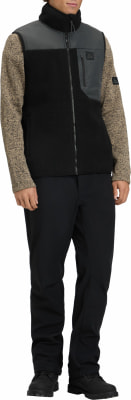 Ein Mann trägt eine schwarze Fleeceweste über einem braunen Pullover mit langen Ärmeln. Ein Mann trägt eine schwarze Fleeceweste über einem braunen Pullover mit langen Ärmeln.