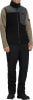 Ein Mann trägt eine schwarze Fleeceweste über einem braunen Pullover mit langen Ärmeln.