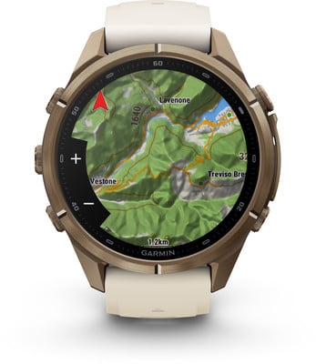 Smarte Garmin-Uhr mit Karte und rotem Richtungsanzeiger. Smarte Garmin-Uhr mit Karte und rotem Richtungsanzeiger.