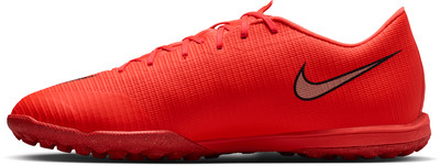 Ein roter Nike Fußballschuh mit markantem Logo und texturierter Oberfläche.