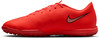 Ein roter Nike Fußballschuh mit markantem Logo und texturierter Oberfläche.