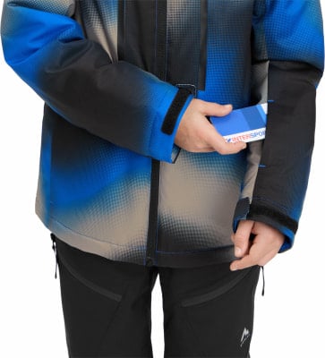 Ein Mann steckt eine Intersport-Karte in seine Jackentasche.