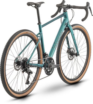 Ein grünes Gravelbike mit braunen Reifen und Scheibenbremsen.