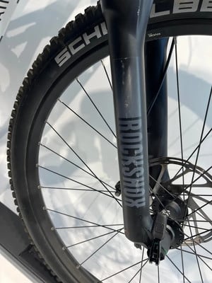 Detail eines Mountainbikes mit RockShox Federgabel und Schwalbe Reifen. Detail eines Mountainbikes mit RockShox Federgabel und Schwalbe Reifen.