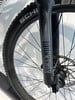 Detail eines Mountainbikes mit RockShox Federgabel und Schwalbe Reifen.