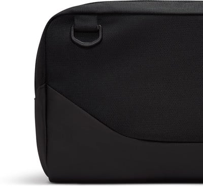 Schwarze Tasche mit silbernem D-Ring und Stoffriemen.