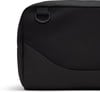 Schwarze Tasche mit silbernem D-Ring und Stoffriemen.