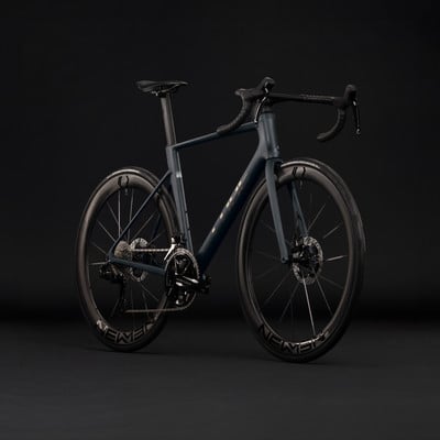 Ein dunkelblaues Rennrad mit Scheibenbremsen und Carbonfelgen.