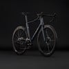 Ein dunkelblaues Rennrad mit Scheibenbremsen und Carbonfelgen.