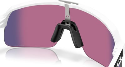 Nahaufnahme einer weißen Sportbrille mit rosa Gläsern und schwarzem Nasenpolster. Nahaufnahme einer weißen Sportbrille mit rosa Gläsern und schwarzem Nasenpolster.