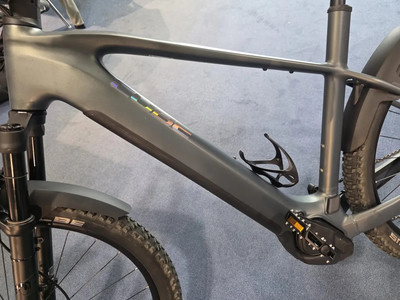 Nahaufnahme des E-Bike-Rahmens mit sichtbarer Kurbel und Pedal. Nahaufnahme des E-Bike-Rahmens mit sichtbarer Kurbel und Pedal.