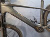 Nahaufnahme des E-Bike-Rahmens mit sichtbarer Kurbel und Pedal.