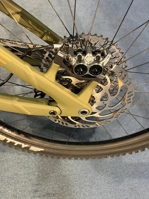 Detail des hinteren Scheibenbremssystems eines Mountainbikes. Detail des hinteren Scheibenbremssystems eines Mountainbikes.