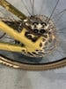Detail des hinteren Scheibenbremssystems eines Mountainbikes.