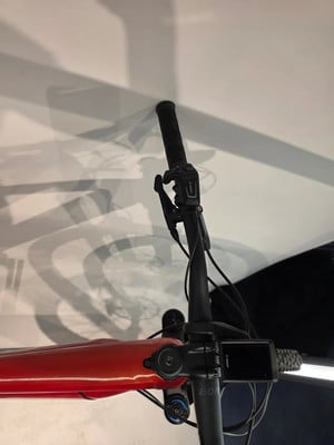 Detail des Mountainbike-Lenkers mit Display und Bremshebel. Detail des Mountainbike-Lenkers mit Display und Bremshebel.