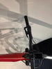 Detail des Mountainbike-Lenkers mit Display und Bremshebel.