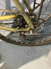 Hinterrad eines Fahrrads mit Scheibenbremse und Riemenantrieb.