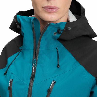Detail einer Damenjacke mit Kapuze in Türkis und Schwarz. Detail einer Damenjacke mit Kapuze in Türkis und Schwarz.