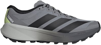Grauer Adidas Terrex Laufschuh mit schwarzen Streifen und hellgrüner Ferse. Grauer Adidas Terrex Laufschuh mit schwarzen Streifen und hellgrüner Ferse.