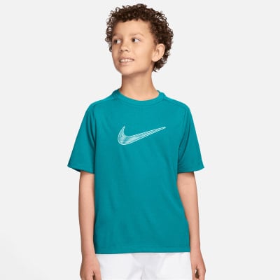 Junge in türkisfarbenem Nike-T-Shirt und weißen Shorts. Junge in türkisfarbenem Nike-T-Shirt und weißen Shorts.